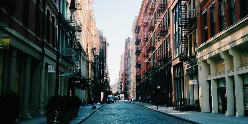 地下嘻哈场景的生存法则：独立厂牌、Livehouse与社群黏性如何塑造嘻哈艺术家