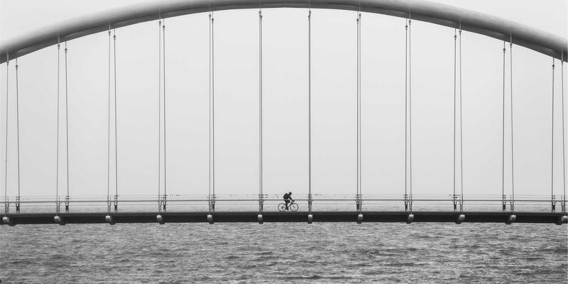 说唱如何成为现代城市诗歌？深度解析嘻哈歌词的文学性与叙事技巧